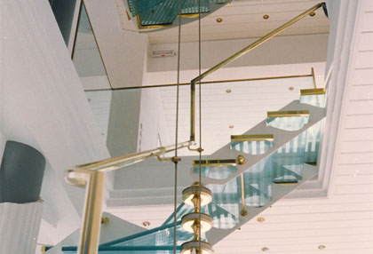 Κρεμαστή 3όροφη γυάλινη σκάλα σε οικεία στην Ρόδο (Τα πρώτα γυάλινα αυτοφερόμενα σκαλοπάτια στην Ελλάδα)